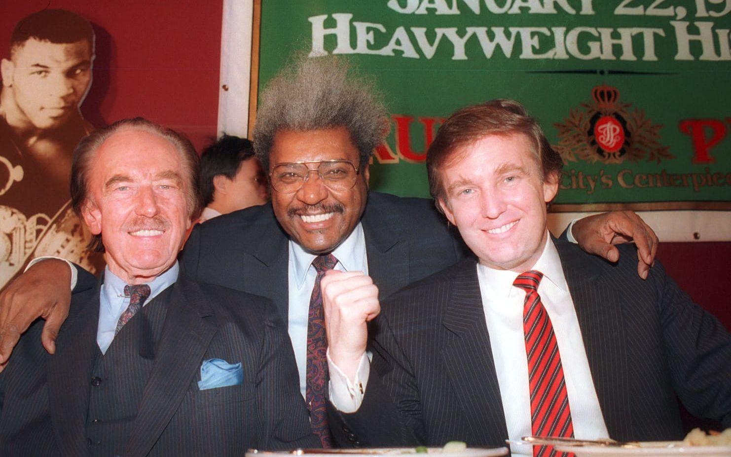 <strong>December 1987: </strong>Fred Trump och sonen Donald tillsammans med boxningsprofilen Don King vid en presskonferens i Atlantic City, NJ, som . Foto: AP Photo