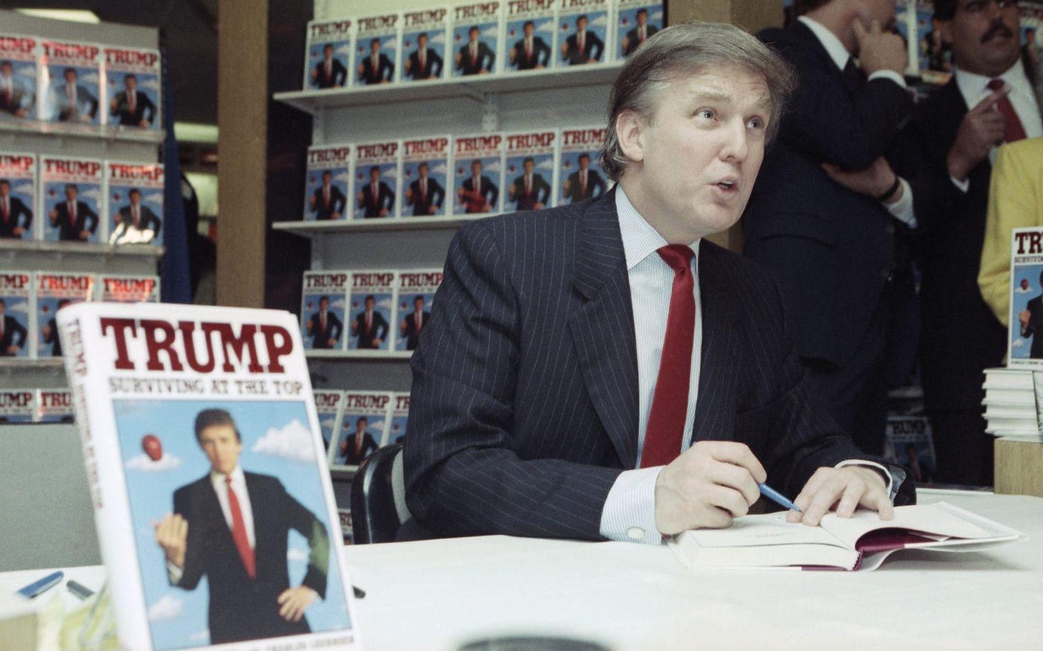 <strong>Februari 1988: </strong>Donald Trump signerar sin bok The Art of the deal som lanserades bara några månader tidigare. Den såldes i 835.000 exemplar. Foto: TT