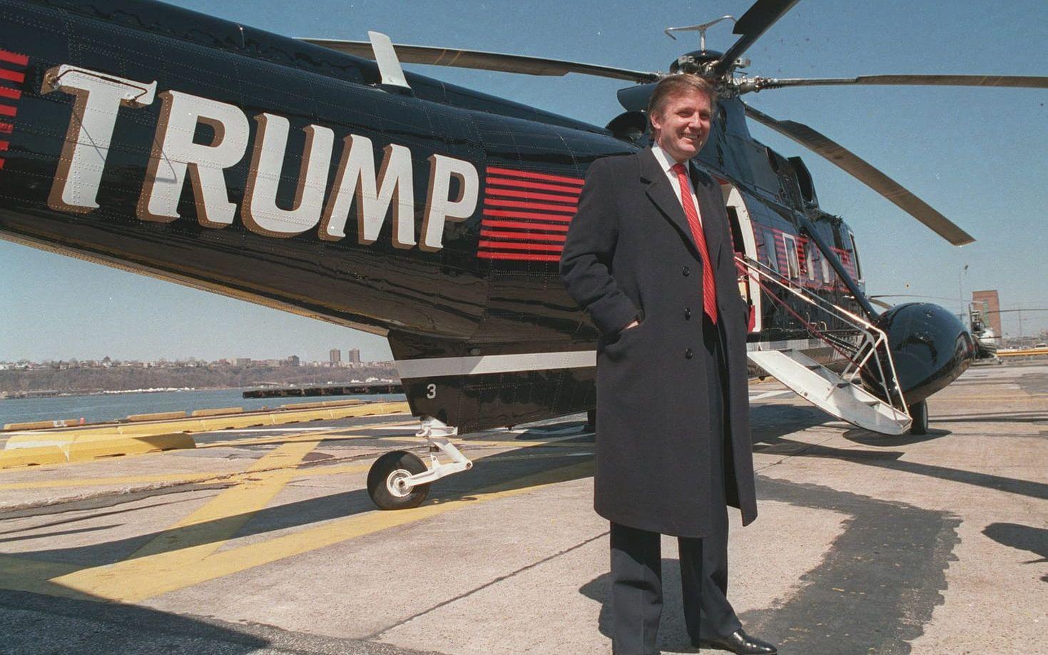 <strong>Mars, 1988: </strong>Donald Trump framför sina tre privata helikoptrar på Port Authority i New York. Foto: TT