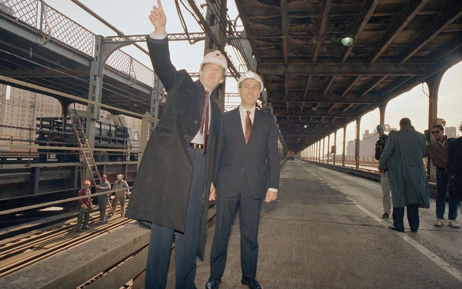 <strong>22 april, 1988: </strong>Donald Trump inspekterar Williamsburg Bridge tillsammans med chefen för U.S. Urban Mass Transportation Administration. Han uppskattar att hans företag åtar sig att göra en upprustning för 250 miljoner dollar. Foto: TT