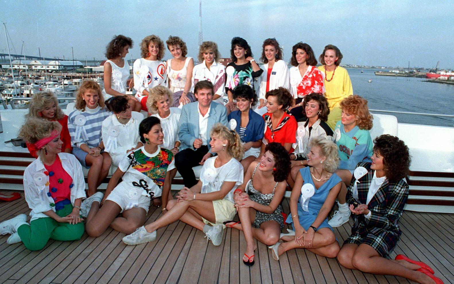 <strong>4 september, 1988: </strong>Donald Trump poserar tillsammans med hälften av deltagarna i skönhetstävlingen Miss America på sin lyxjakt. Några år senare, 1996, köpte han rättigheterna till tävlingen. Foto: TT