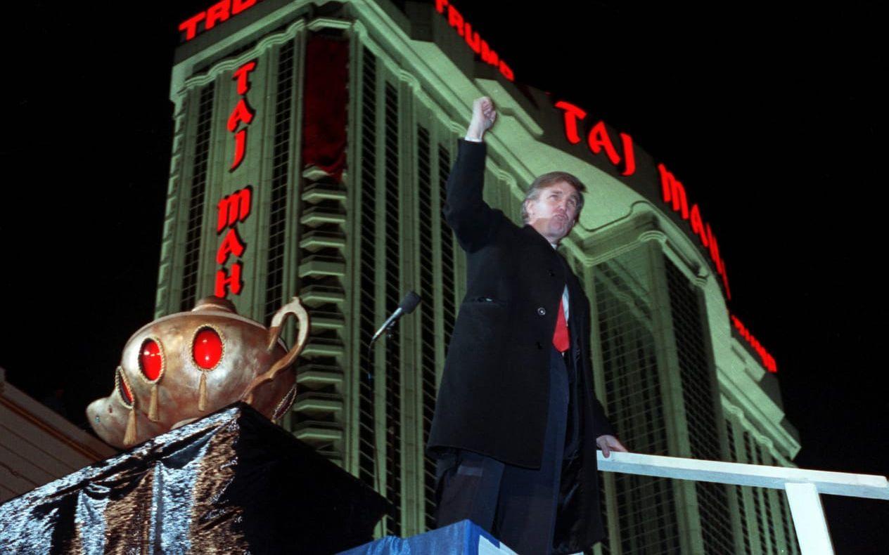 <strong>5 april, 1990.</strong> Trump Taj Mahal Casino resort öppnar upp dörrarna och ägaren själv är på plats vid invigningen. Han ägde som mest tre kasinon i New Jersey. Foto: AP Photo/Charles Rex Arbogast