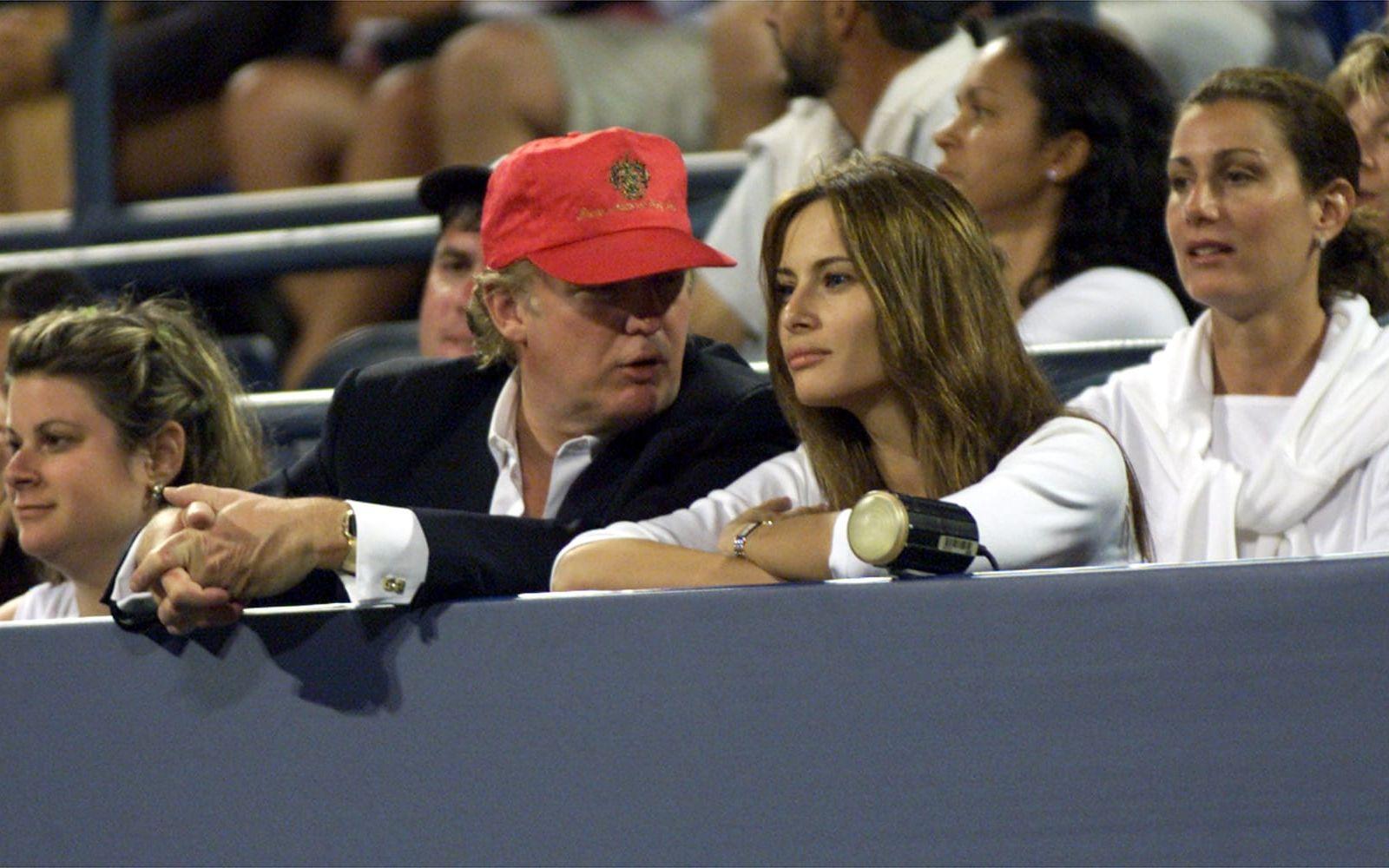 <strong>4 september, 1999:</strong> Donald Trump och Melania Knuass, en fotomodell från Slovenien, besöker US Open i New York. De två träffades under modeveckan i New York i september året innan. Foto: AP Photo/Kathy Willens