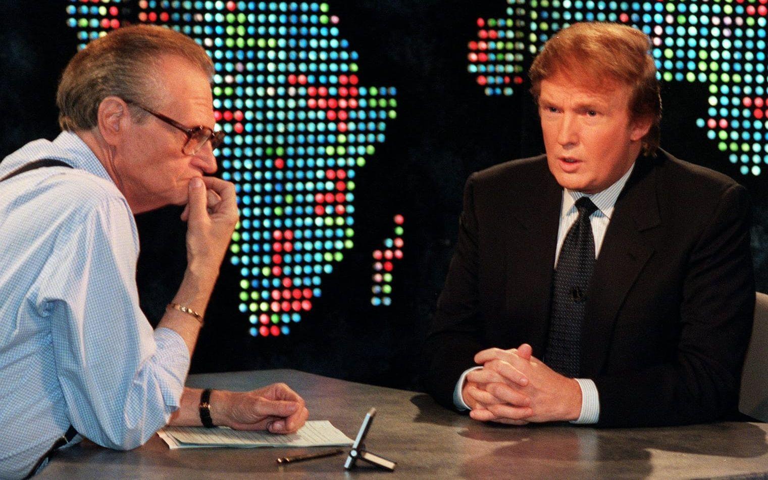 <strong>7 oktober, 1999:</strong> Donald Trump gästar Larry King Live på CNN för att prata om sina planer att ställa upp presidentvalet 2000 för Reform Party. Efter ett misslyckat primärval drog han sig ur. Foto: AP Photo/Marty Lederhandler