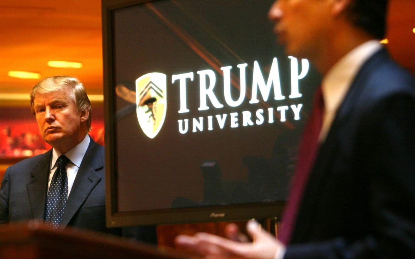 <strong>23 maj, 2005:</strong> Donald Trump startar upp Trump University som, namnet till trots, inte alls var ett auktoriserat universitet. Mot en avgift på upp till 35.000 dollar lovade företaget utbilda blivande fastighetsmäklare och entreprenörer med löfte om att Trump själv plockat lärarna. Utbildningen stängde ner 2010 efter svindlerianklagelser. Foto: AP / TT