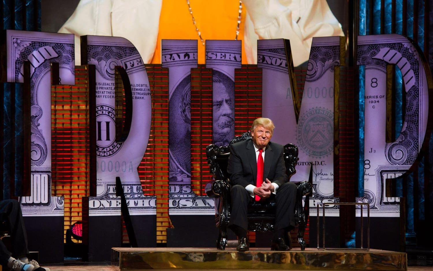 <strong>9 mars, 2011:</strong> Trump deltar i en så kallad "roast" på Comedy Central där han inför publik blir förolämpad av komiker och kändisar. Det enda Trump inte tillät dem att skämta om var huruvida han är så rik som han påstår sig vara. Foto: TT