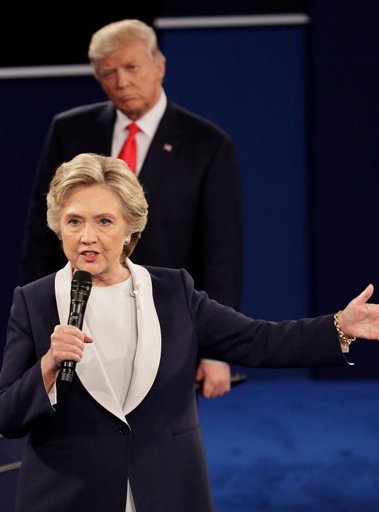 <strong>9 oktober, 2016:</strong> Under den andra presidentvals-debatten gör Clinton bra ifrån sig medan Trump mest får kritik för att han försökte smyga upp bakom sin motståndare.