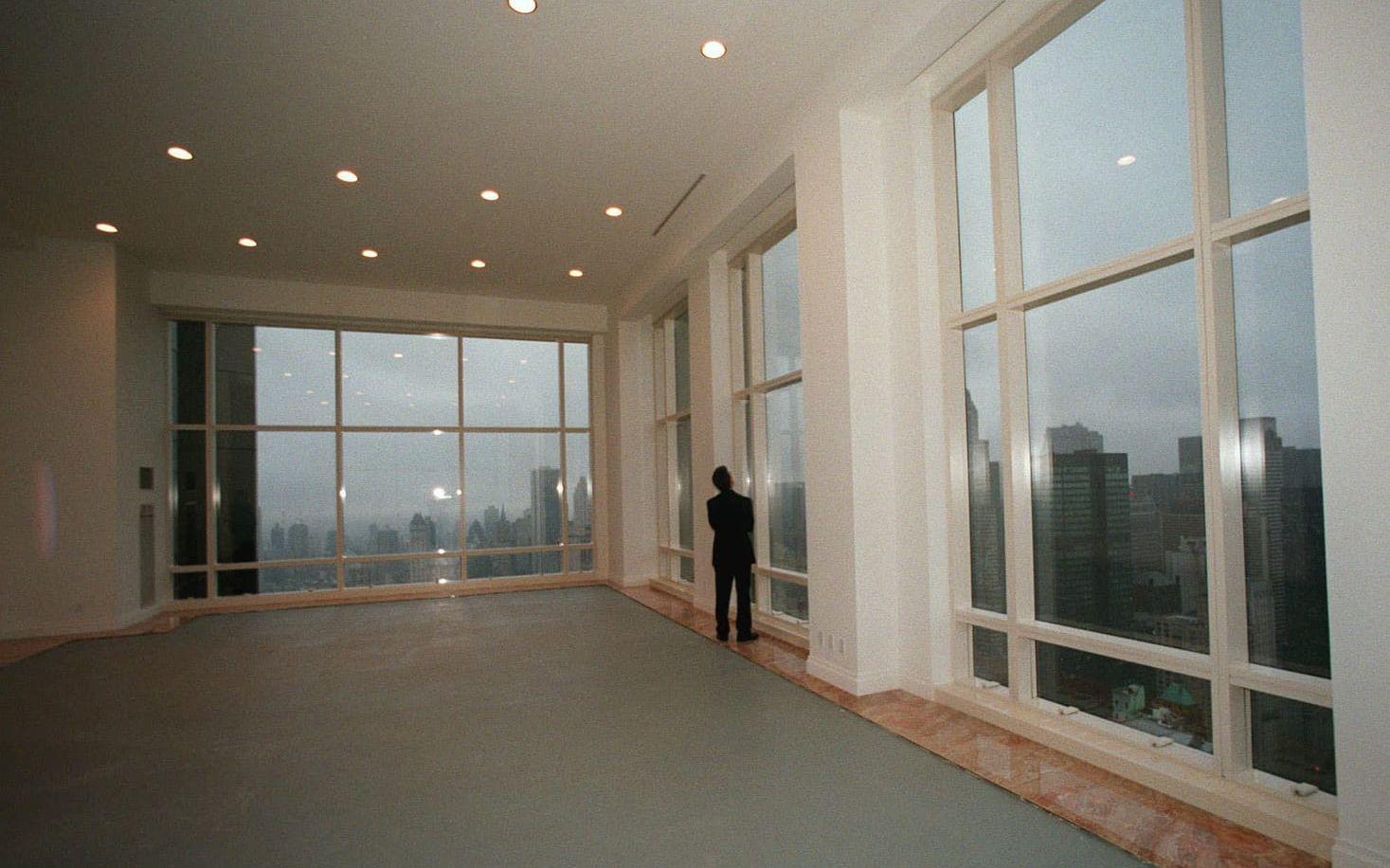 <strong>1983: </strong>Trump Tower står klart 1983 och sätter familjenamnet på New Yorks karta. Ägaren själv bor i penthouse-våningen och har sitt kontor i samma byggnad. Foto. TT