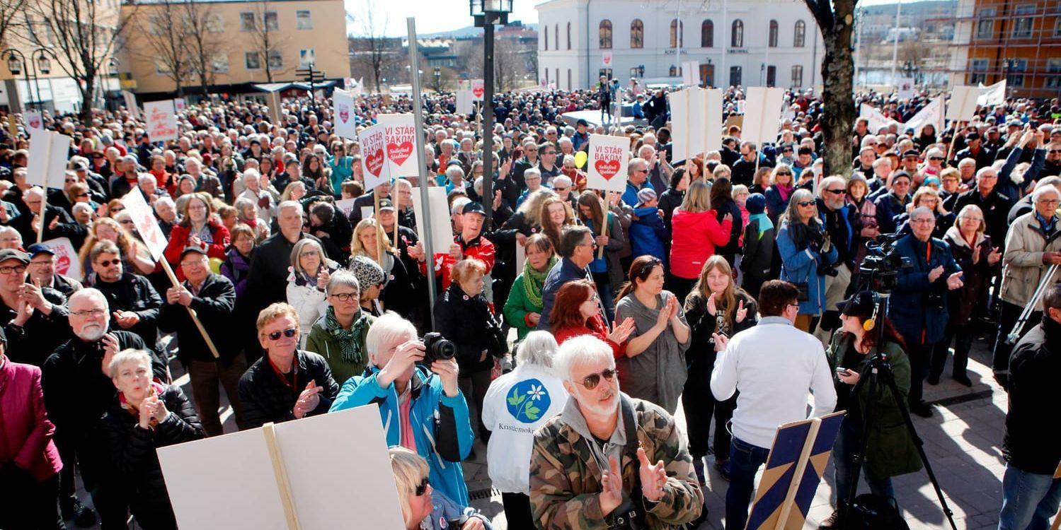 Demonstration i april på torget i Härnösand för en rättvis och jämlik vård. Arkivbild.