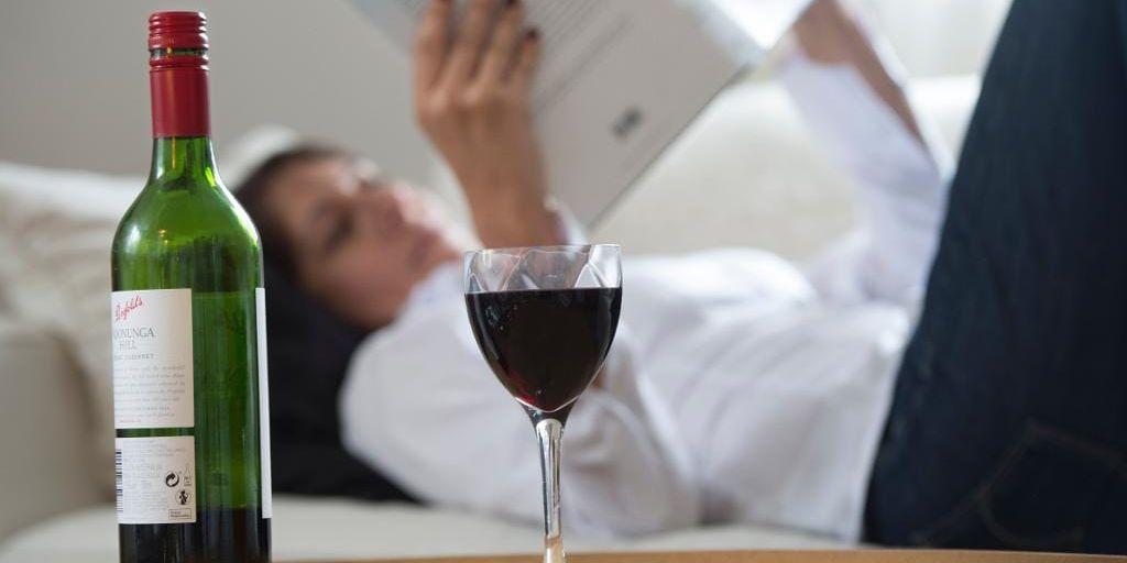 Alkoholens påstått hälsobringande effekter bygger på dålig vetenskap, visar en granskning.