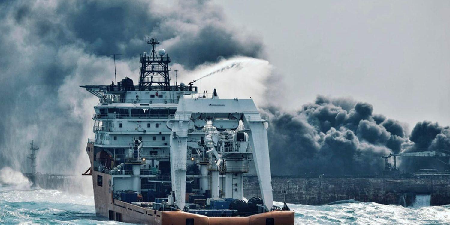 Efter krocken började oljefartyget Sanchi att brinna. Ingen ombord överlevde olyckan.