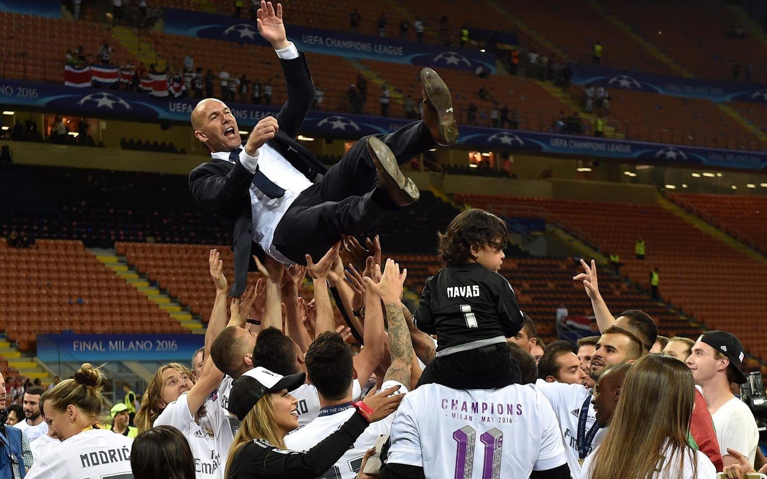 ...Zinedine Zidane, som vann Champions League efter bara några månader som Real Madrids huvudtränare. Den förre storspelaren tjänar 50 miljoner kronor per år. Bild: Bildbyrån