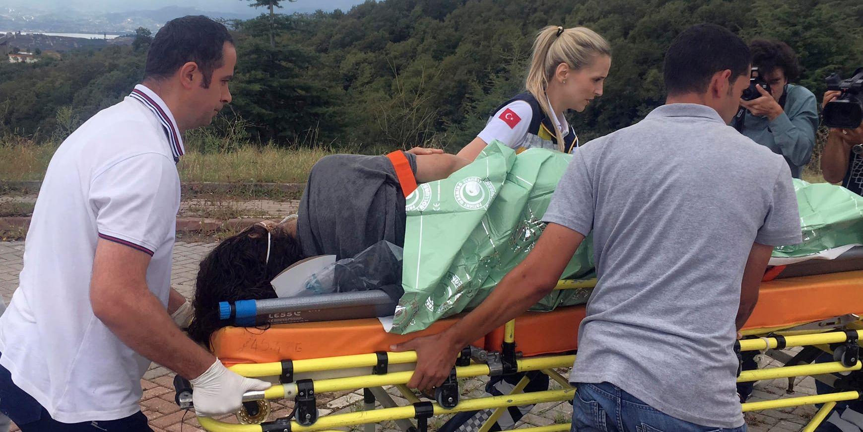 Överlevande från båtolyckan utanför Istanbul förs till sjukhus.