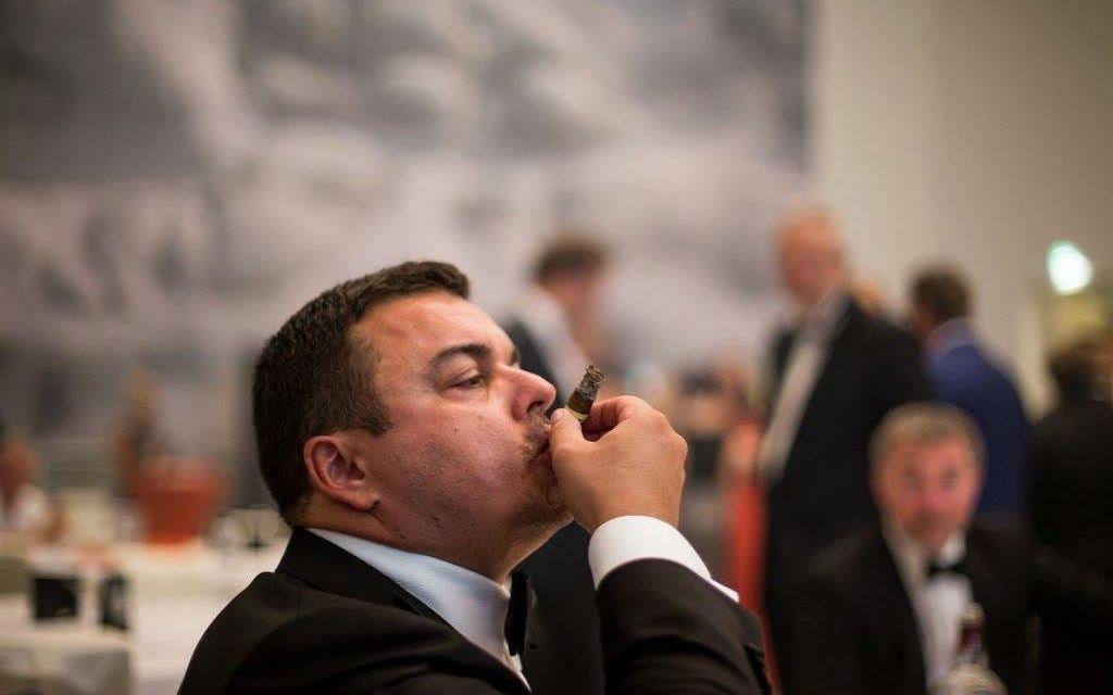 Igor Kovacic under ett tidigare världsmästerskap. Under tävlingen ska man så långsamt som möjligt röka 9 cm cigarr utan att den slocknar. Bild: Privat