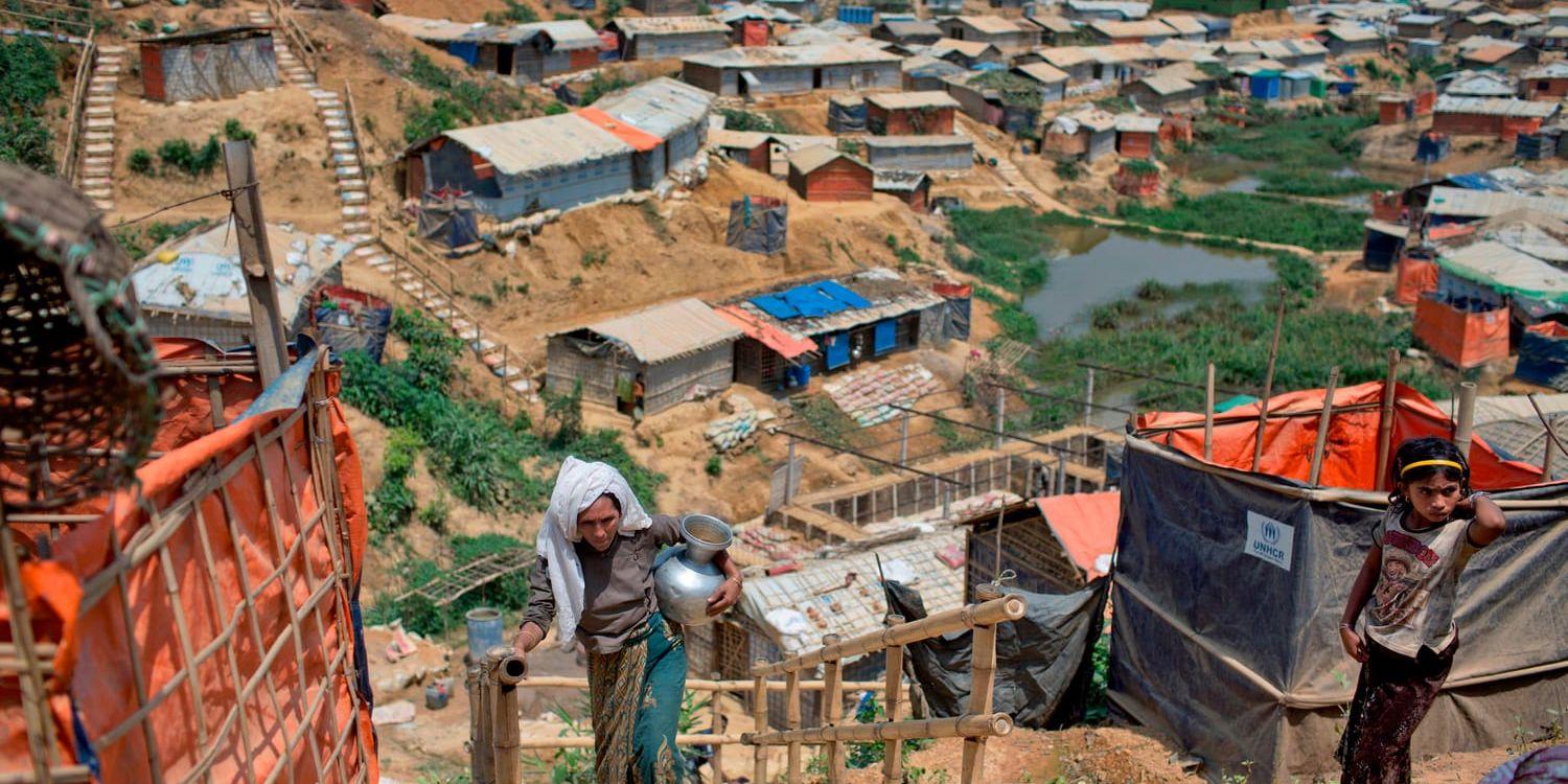 700 000 rohingyer beräknas ha flytt över gränsen från Myanmar till grannlandet Bangladesh och bor i flyktigläger likt detta i staden Kutupalong.