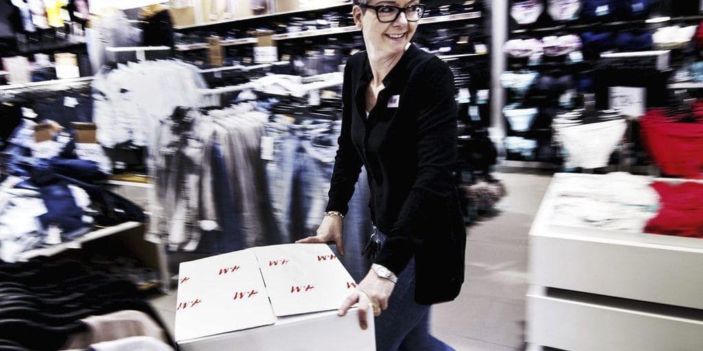 Eva Pettersson, butikschef för H&M Nordstan, kollar insamlingen av kläder.