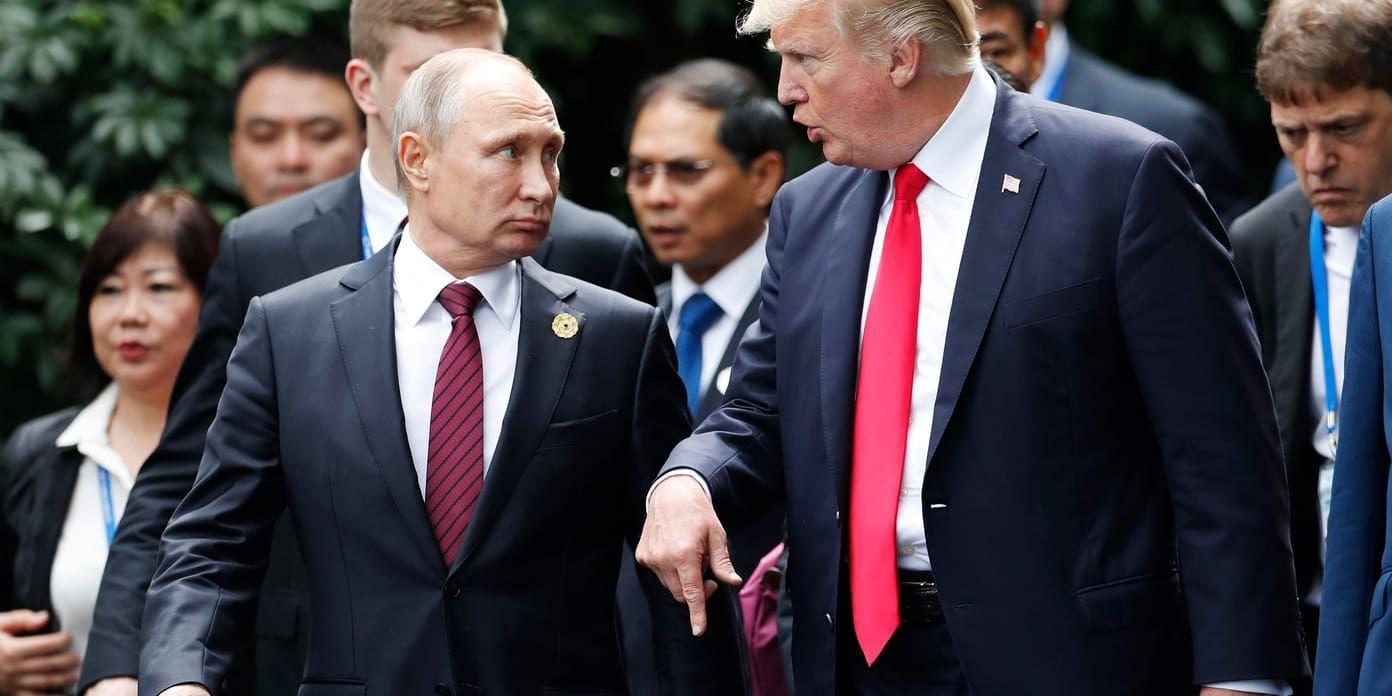 Rysslands president Vladimir Putin och USA:s president Donald Trump vid Apec-mötet i november 2017. Arkivbild.