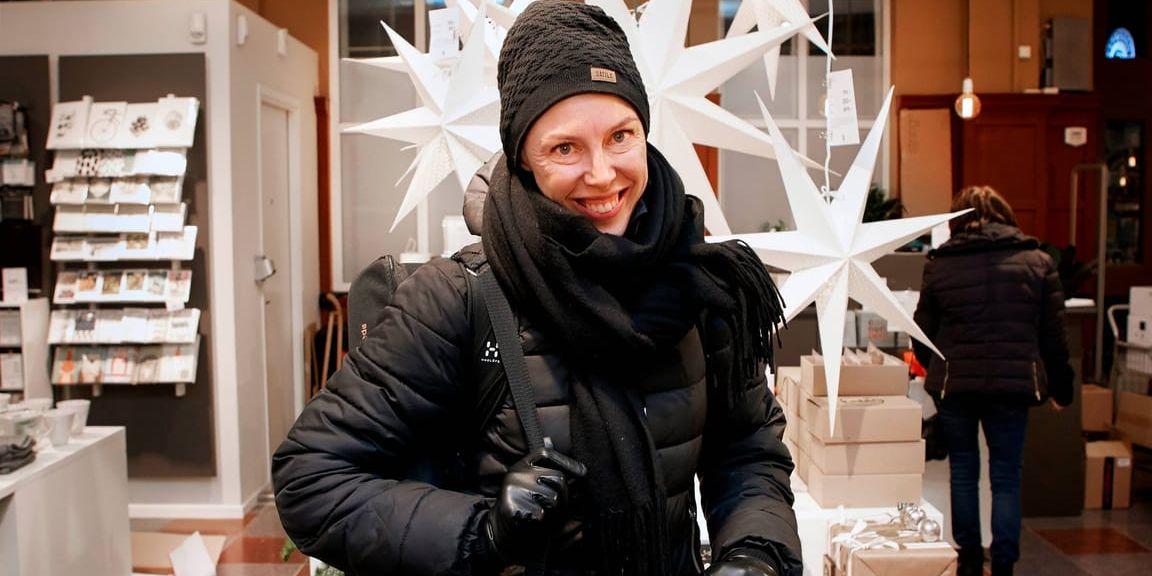 Julshoppar på nätet. Stina Grönevall, 39, från Halmstad köper en del julklappar på nätet. "Jag köper böcker, leksaker och en del kläder online. Det är smidigt om jag ändå vet vad jag ska ha. Det blir bara från svenska butiker, det känns säkrare så. Men jag skulle nog kunna kolla utomlands också", säger hon.