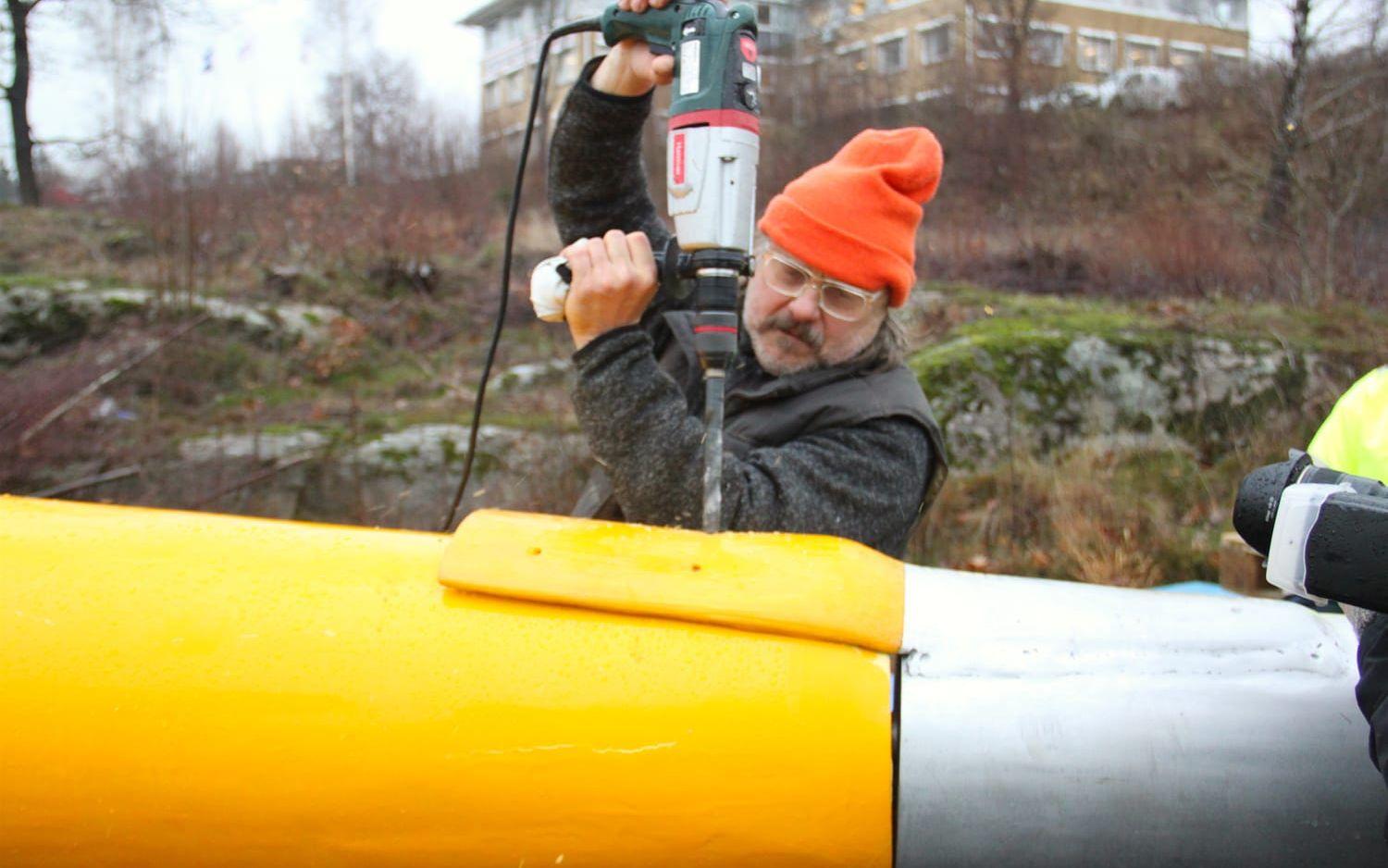 Johan Paalzow förbereder för att sätta fast svansen med kometkroppen. Bild: Martin Björklund