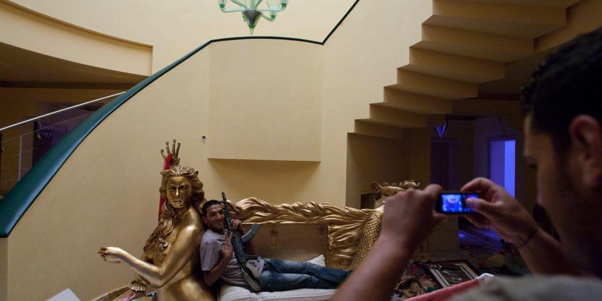 Rebeller har intagit Muammar Gaddafis dotter Aishas hem. Den gyllene sjöjungfrun bär hennes drag. 