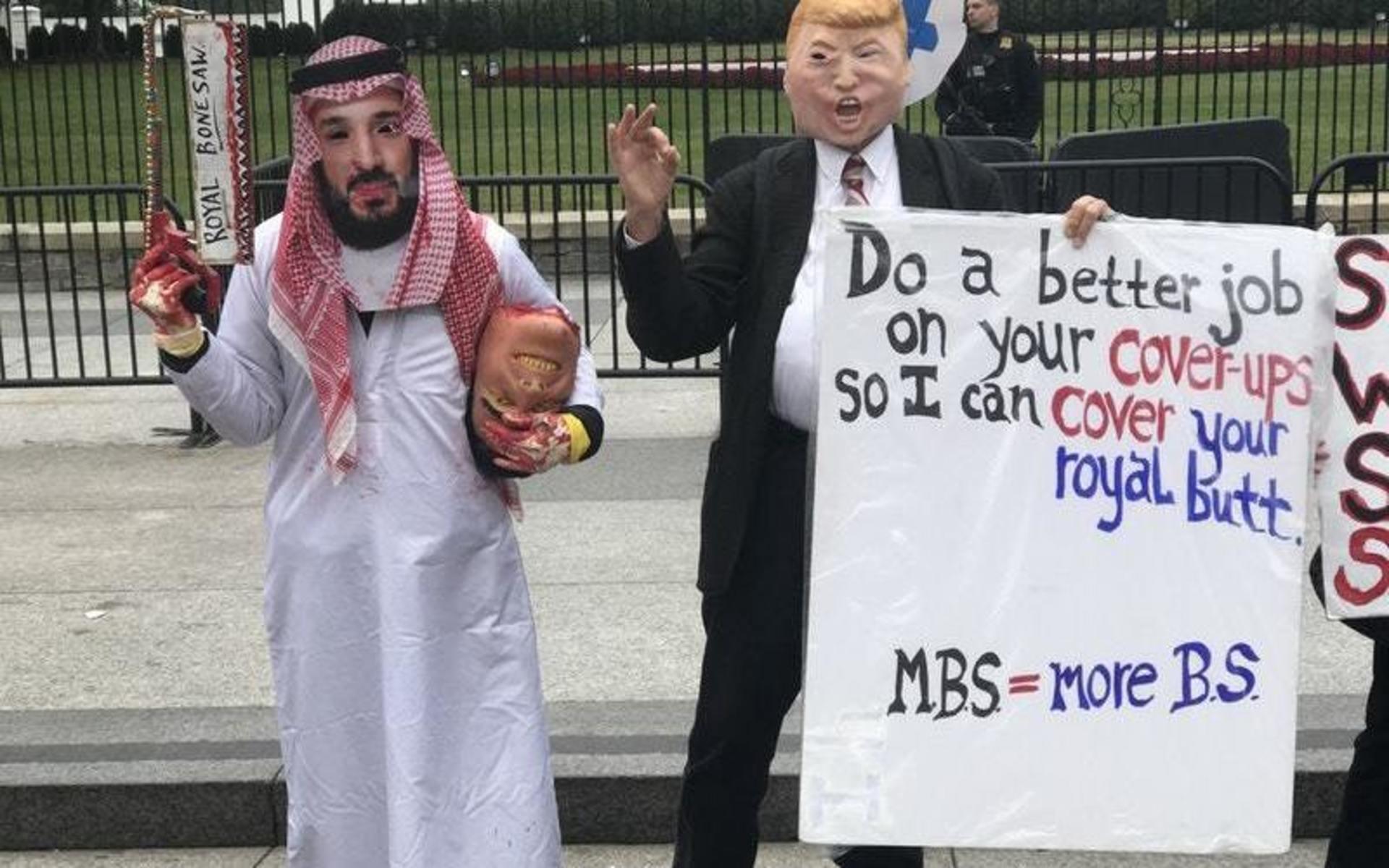 Utanför vita huset ropar en man utklädd till Trump ut sin avsky mot presidenten tillsammans med en annan person som klätt ut sig till Saudiarabiens kronprins.