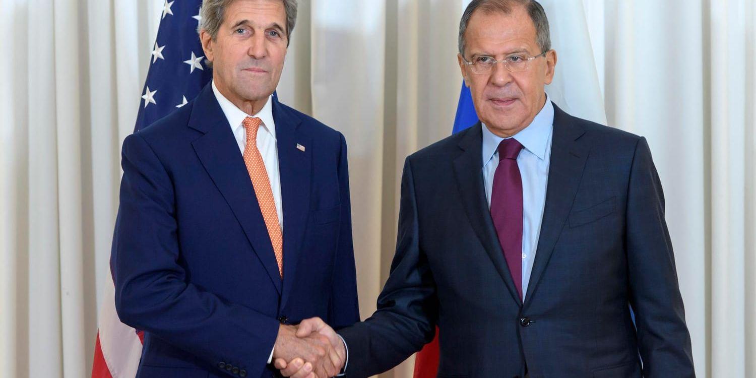 USA:s utrikesminister John Kerry och hans ryske kollega Sergej Lavrov skakar i samband med maratonförhandlingar i Genève.