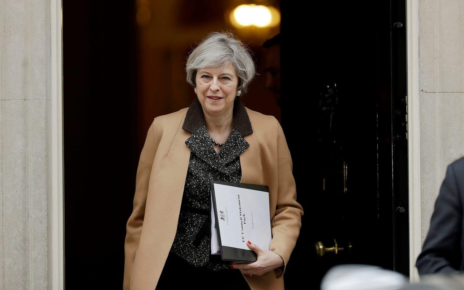 Storbritanniens premiärminister Theresa May påbörjar brexitprocessen den 29 mars. FOTO: TT