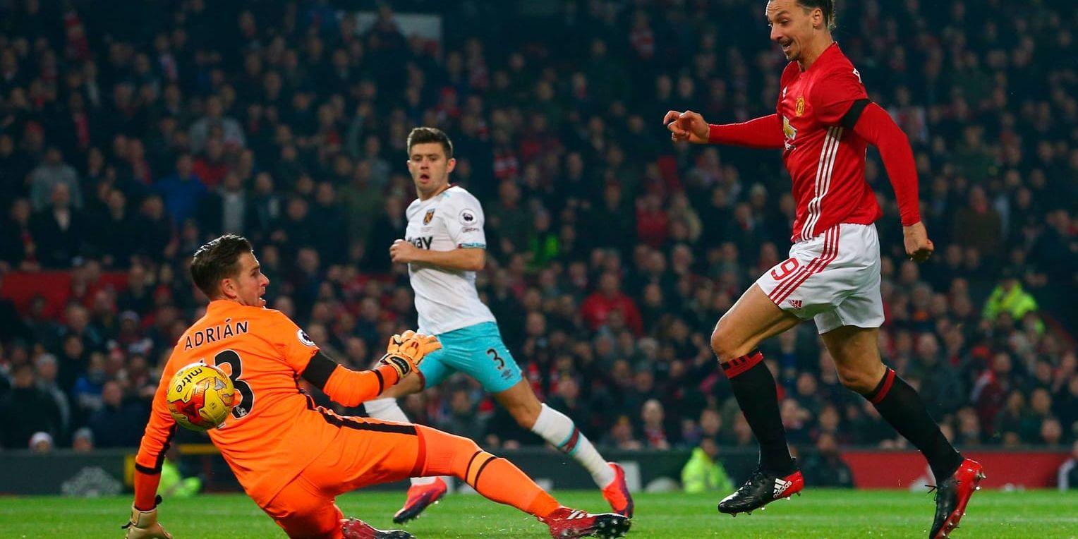 Zlatan Ibrahimovic rullar in 1–0 i ligacupen mot West Ham redan efter två minuters spel.