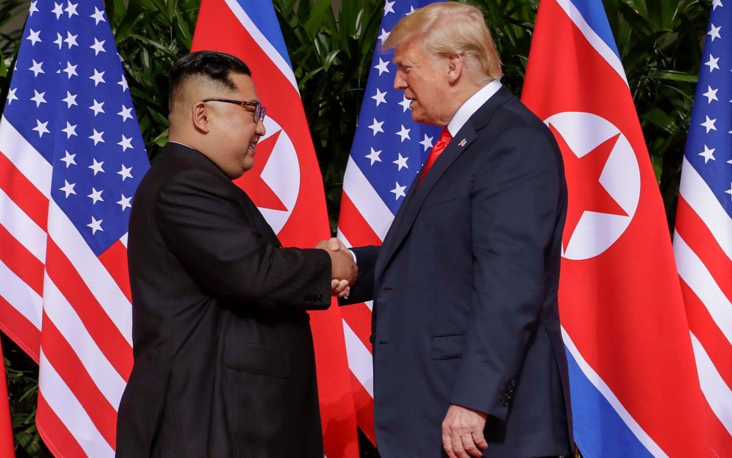 Det historiska handslaget mellan Kim Jong-Un och Donald Trump.
