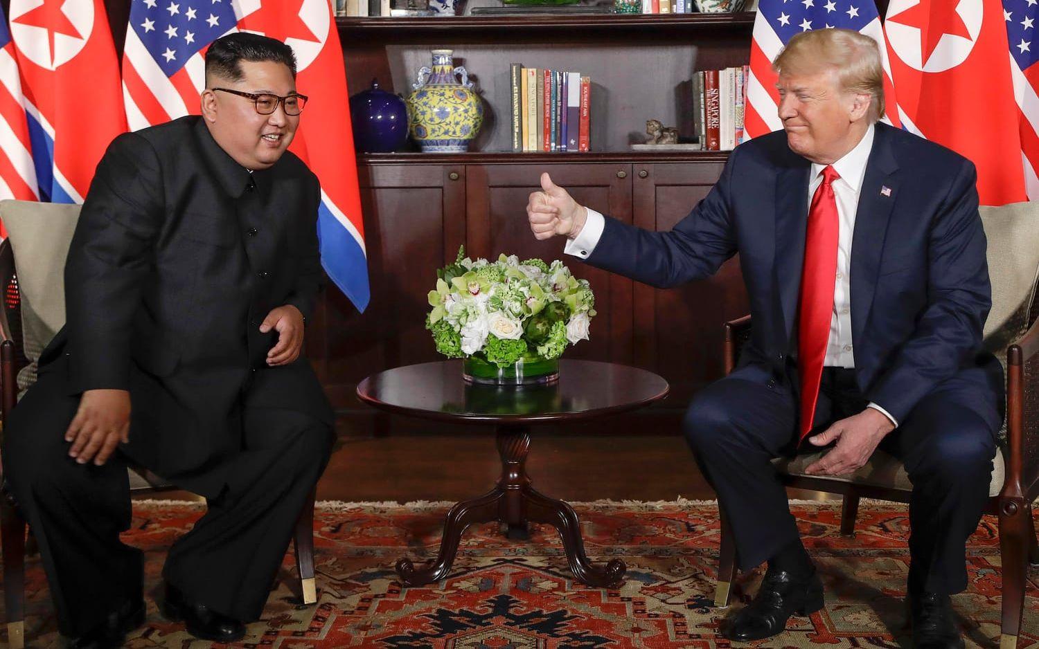 Trump ger Kim tummen upp.
