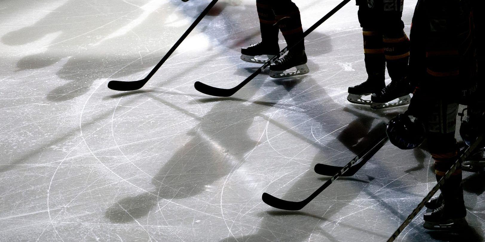 En stor svensk ishockeyprofil med meriter från landslaget anhölls under natten till tisdagen misstänkt för våldsbrott mot en närstående, rapporterar Aftonbladet.