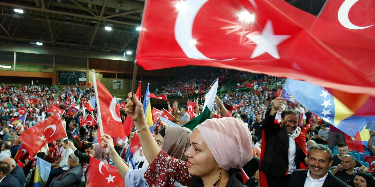 Tusentals personer tog emot Turkiets president Erdogan inför hans valmöte i Bosnien.