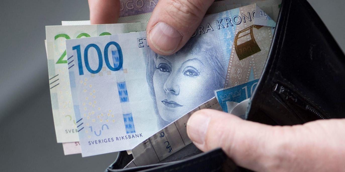 Svenskar vill kunna använda kontanter i framtiden – även en majoritet bland unga vuxna. Arkivbild.