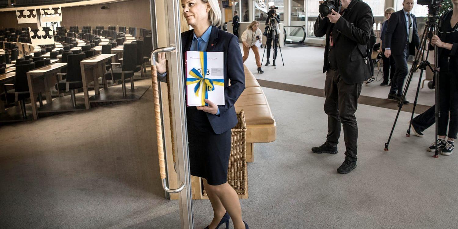 Finansminister Magdalena Andersson (S) på språng med vårbudgeten i riksdagen, våren 2018. Arkivbild.