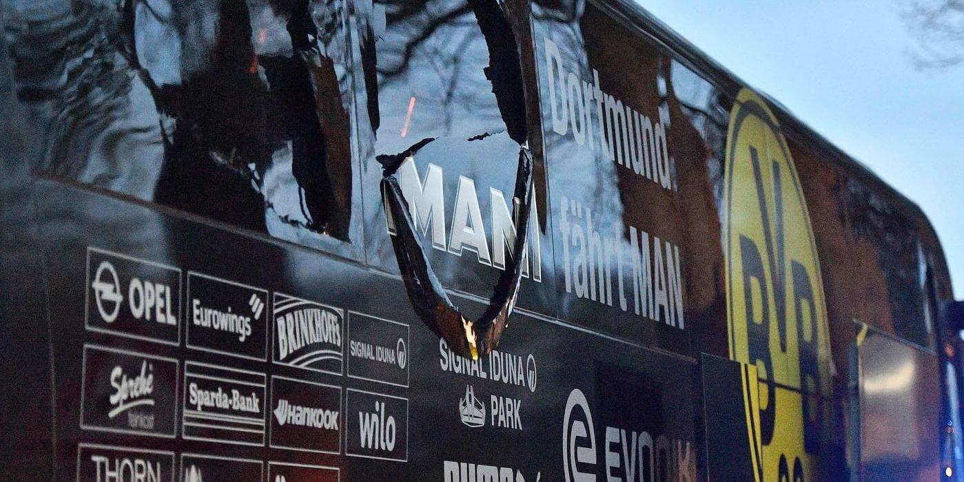 Fönstret på Borussia Dortmunds spelarbuss krossades i explosionen. Arkivbild.
