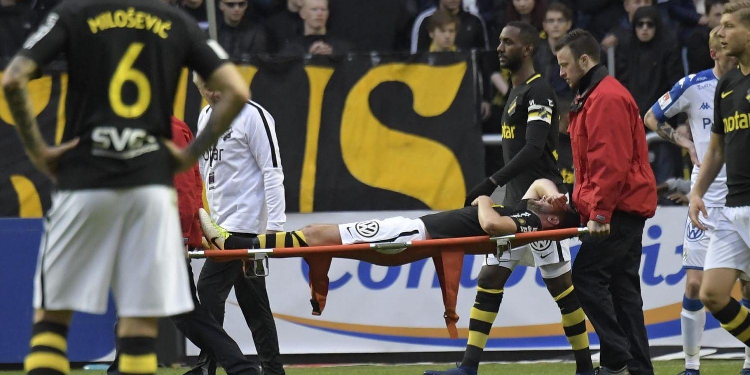AIK:s Robert Lundström bärs ut på bår under matchen mot IFK Göteborg.