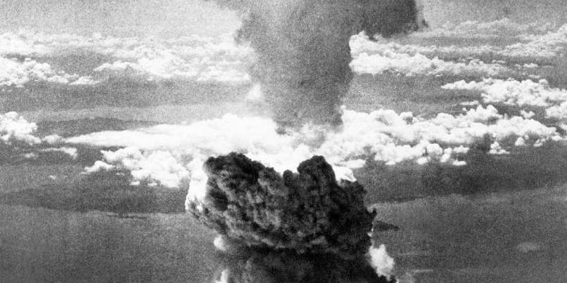 Aldrig mer. Med ökade spänningar i världen och en ny generation kärnvapen inom räckhåll är det av största vikt att stärka vår freds- och säkerhetspolitik. Det innebär bland annat att säga blankt nej till Nato-medlemskap, skriver debattörerna. På bilden svampmolnet efter atombomben över Nagasaki 1945.