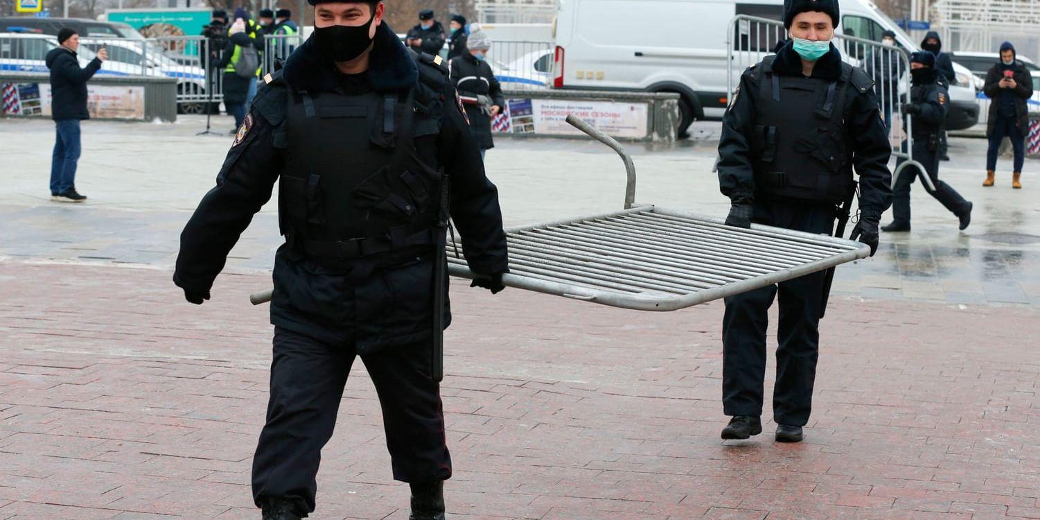 Rysk polis sätter upp stängsel inför lördagens demonstration i Moskva.