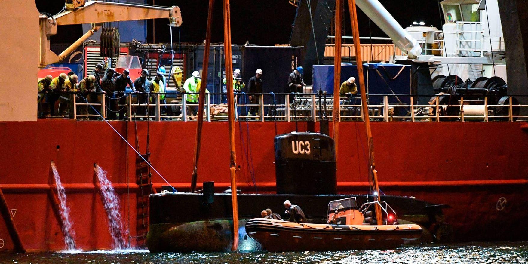 Ubåten Nautilus upplyft ur vattnet utmed sidan på bärgningsfartyget Vina vid kaj i Köpenhamns hamn vid 00.30-tiden på fredagskvällen.