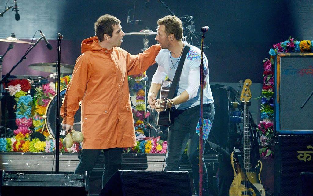 Här är Liam Gallagher på scen tillsammans med Coldplay. Efteråt twittrade den före detta Oasis-medlemmen bland annat: "Sätt dig på ett jävla plan och spela dina låtar för barnen, din sorglige jävel". Foto: TT.
