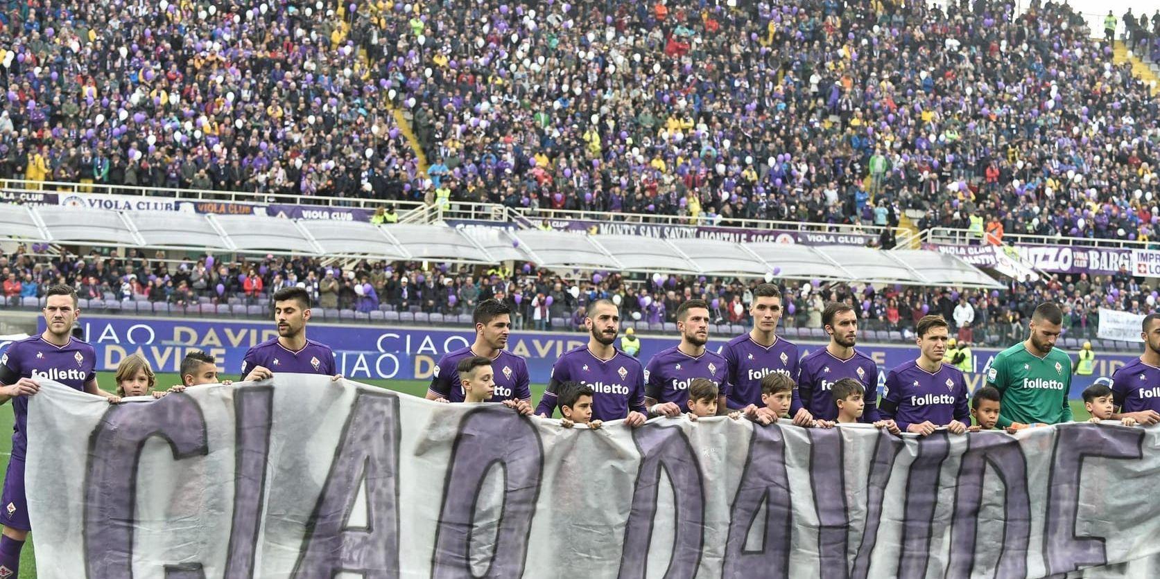 Fiorentinaspelarna hyllade sin döde lagkapten med en egengjord banderoll.