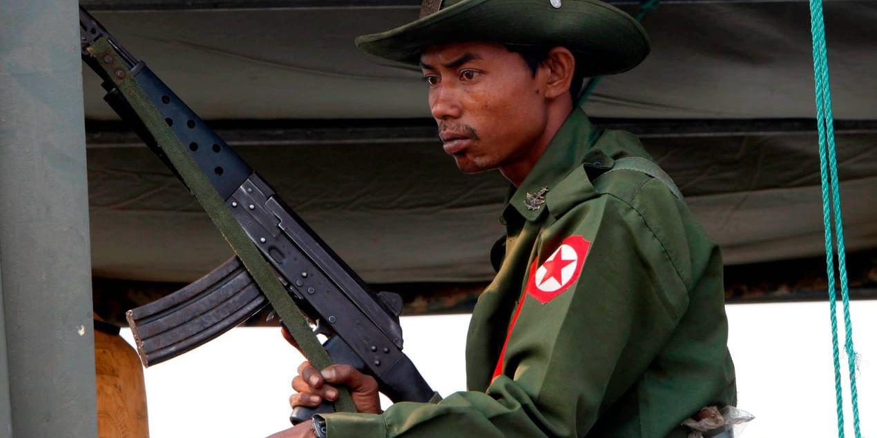 En burmesisk soldat vid en militärinsats i Burma, som plågas av väpnade konflikter. Arkivbild.