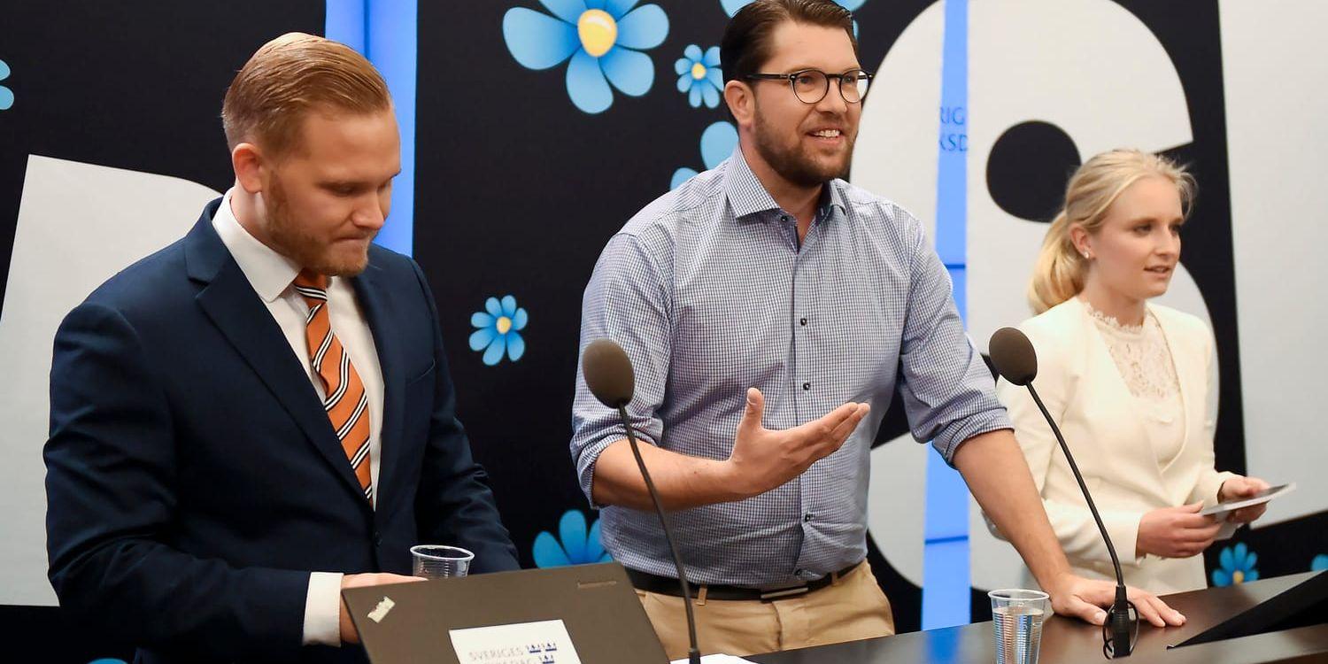 Sverigedemokraternas partiledare Jimmie Åkesson presenterar partiets nye integrationspolitiske talesperson Henrik Vinge och jämställdhetspolitiska talesperson Ebba Hermansson.