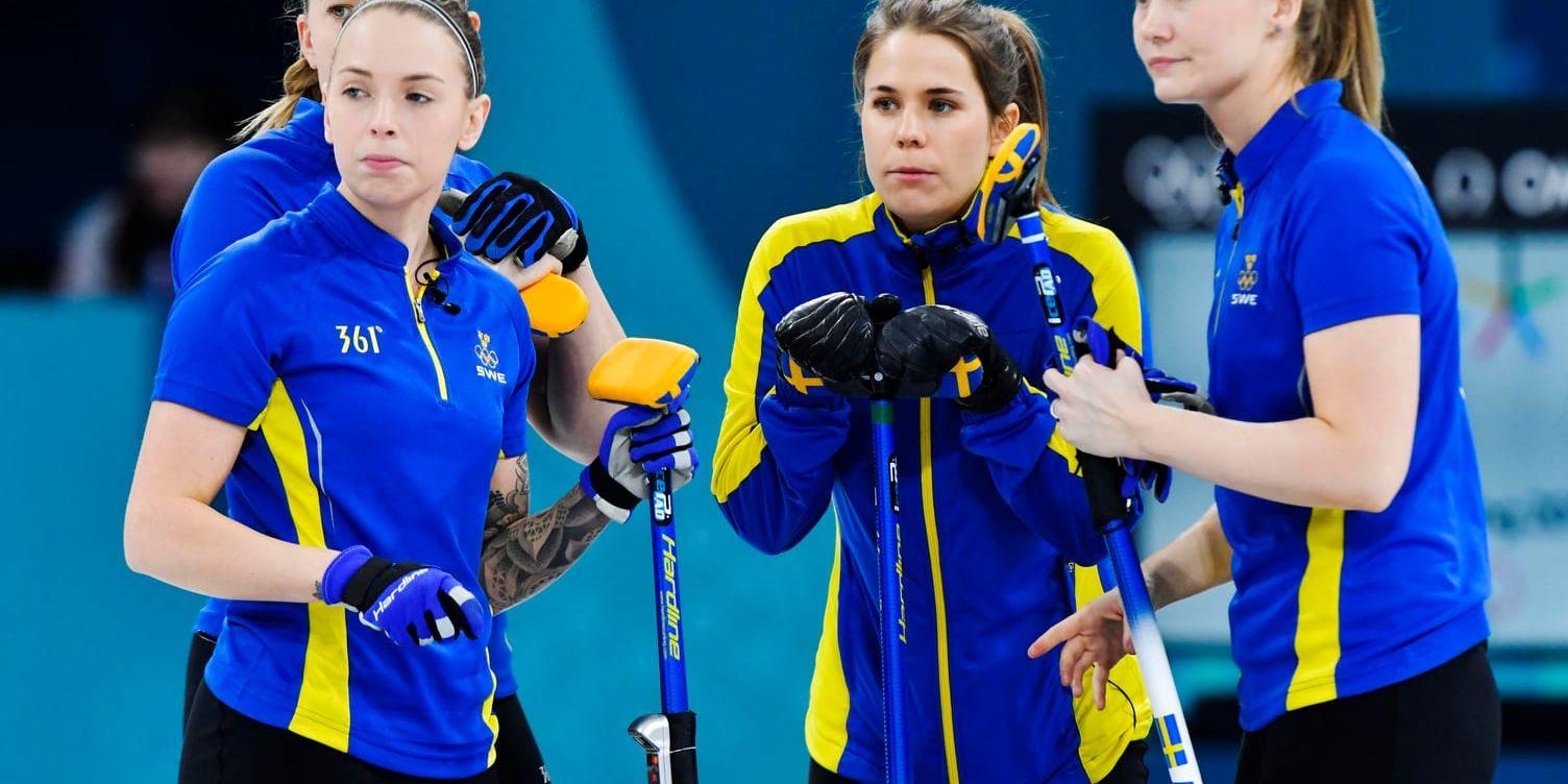 Sveriges Sofia Mabergs, Agnes Knochenhauer, Anna Hasselborg och Sara McManus under curlingfinalen mellan Sverige och Sydkorea under vinter-OS. Nu är det VM som gäller. Arkivbild.