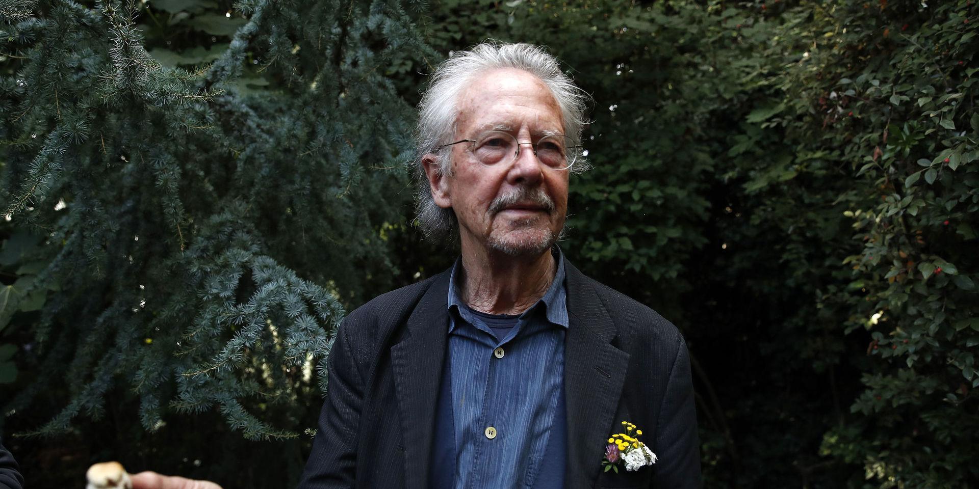 Peter Handke mötte pressen vid sitt hus i Chaville utanför Paris, när det blivit känt att han är årets Nobelpristagare i litteratur.