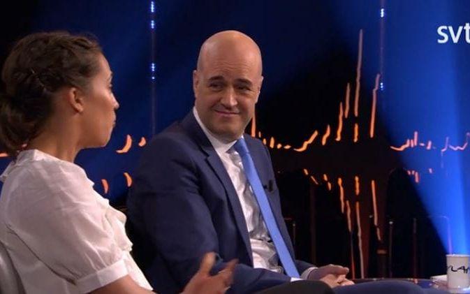 Alicia Vikander tillsammans med Fredrik Reinfeldt i "Skavlan". Foto: SVT/Skärmdump.