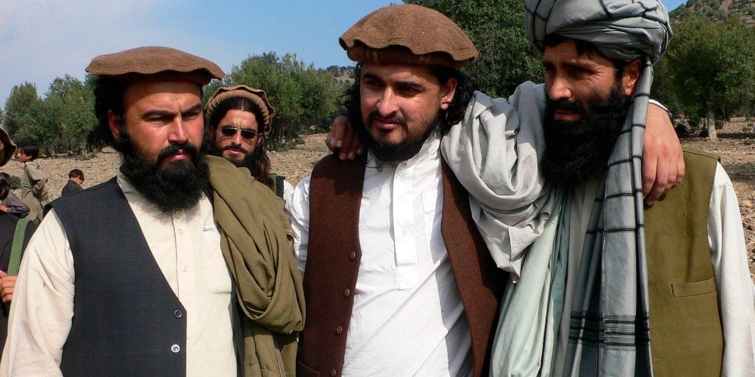 Den då nyvalde pakistanske talibanledaren Hakimullah Mehsud (mitten) poserar tillsammans viceledaren Waliur Rehman (till vänster) och talesmannen Azam Tariq i det pakistanska klanområdet Södra Waziristan i oktober 2009.