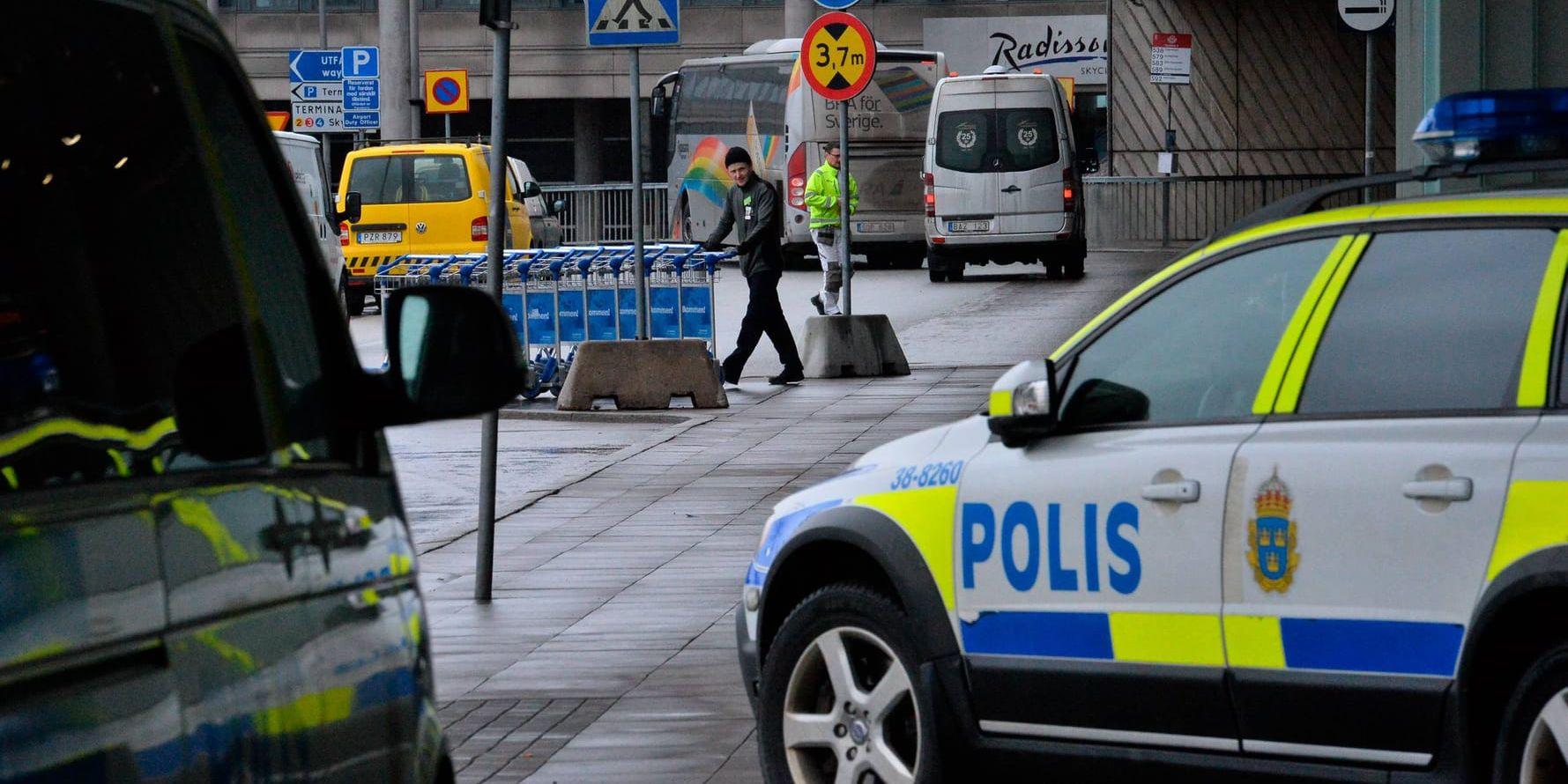Två polisbilar utanför ankomsthallen på Arlanda flygplats i Stockholm. Arkivbild.