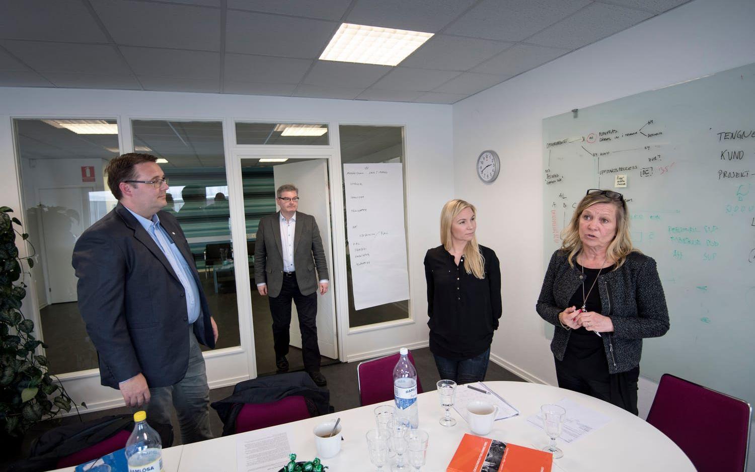 Toni Orsulic och Jonas Ransgård träffar vd Nina Järvi och marknadschef Eira Järvi på Fix Cleaning Service AB för att diskutera upphandlingar.