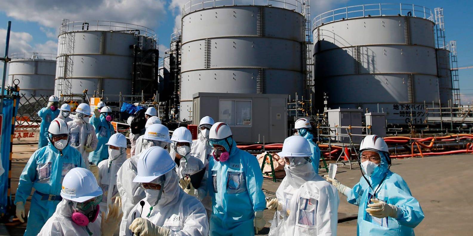 Journalister visas runt vid Fukushimas kärnkraftsverk. Arkivbild.